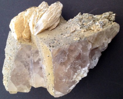  Bariet op Fluoriet met Pyrith € 25,00