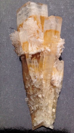 Gips kristal 8 cm hoog € 25,00