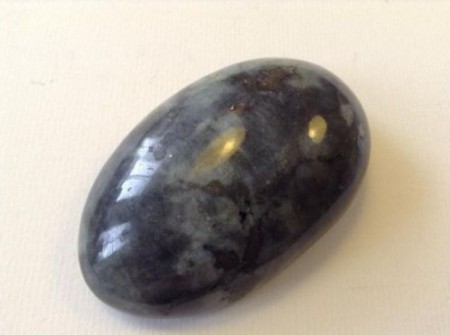  Labradoriet handsteen 8,5 cm € 15,00