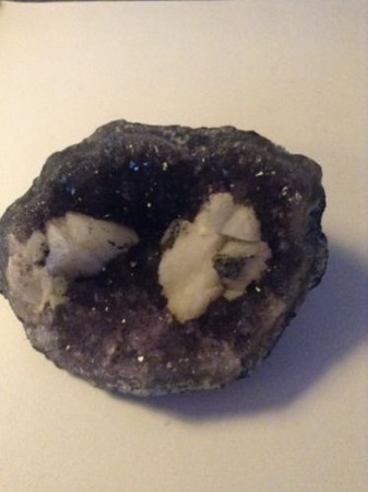  Amethist met calciet ----geode 13 x 10 cm € 25,00
