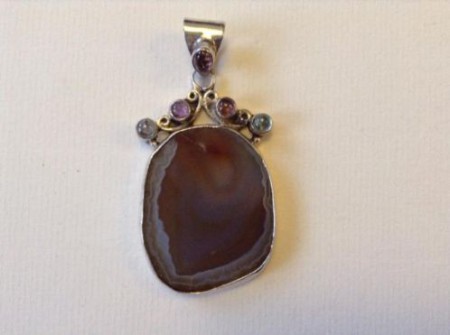  Zilveren hanger met amethist en topaas € 35,00