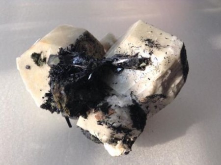  Orthoklaas met aegerine met rookkwarts 10 x 7 cm € 49,00