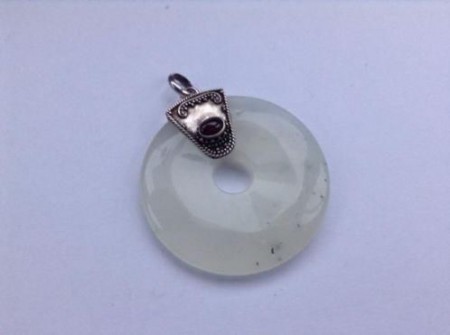 Jade hanger met zilver en granaat 4 cm € 19,50