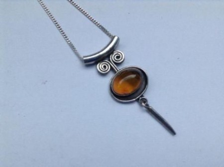 Zilveren barnsteen hanger aan ketting zilver 4 cm € 49,00