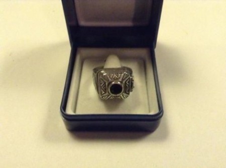 Zilveren as-ring met een granaatje maat 16-17 € 95,00