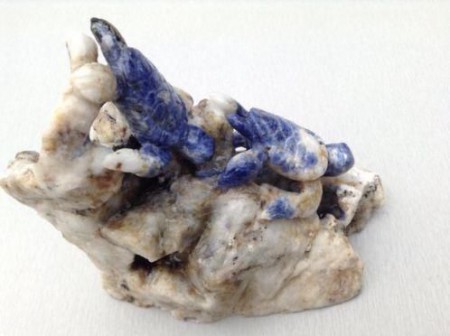 2 Sodaliet zee schildpadden op kwarts rotsblok 11x 10 x 6 cm € 99,00
