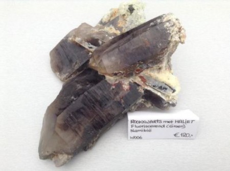  Rookkwarts met fluoriserende Haliet Namibie 17 x 13 cm € 120,00