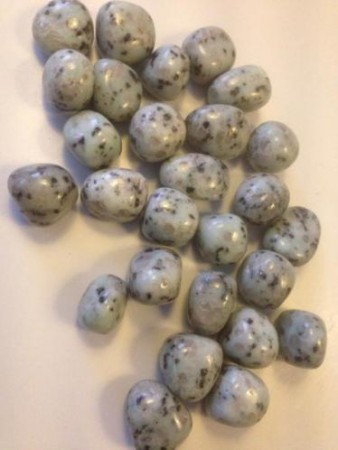  500 gram Knuffelstenen kiwi jaspis 2-2,5 cm 27 stuks € 35,00