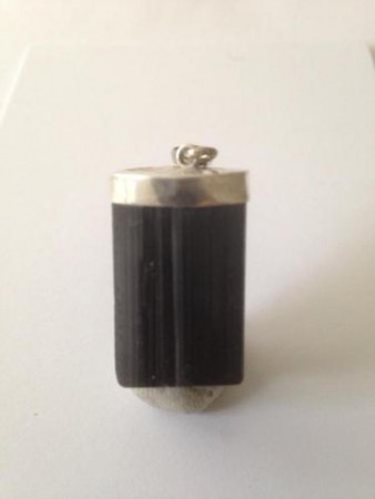 A625 Zwarte toermalijn hanger in zilver steen is 3 cm € 29,00