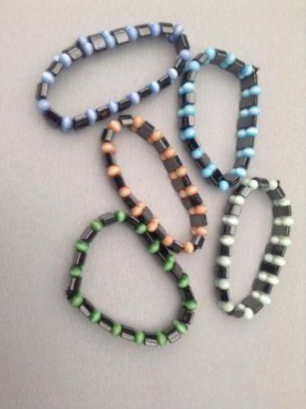  Partij van 25 edelsteen armbanden € 29,00