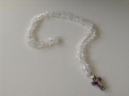  Bergkristallen ketting met amethist kruis. Ketting is 90 cm € 25,00