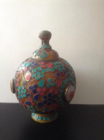  Bijzondere pot, gerec. barnsteen met edelsteen inleg, 17 cm € 95,00