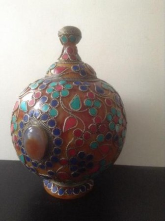  Urn, gerec. barnsteen met edelstenen, agaat, lapis, turkois € 95,00