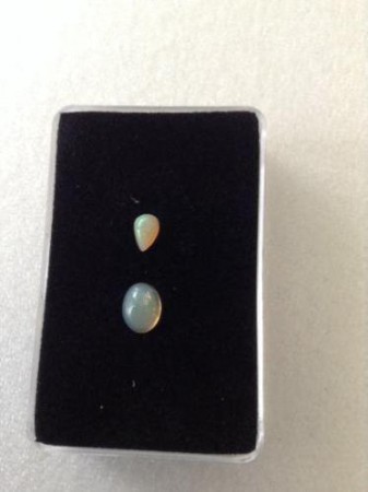 2 cabuchons opaal - 0,8 en 0,6 cm € 25,0